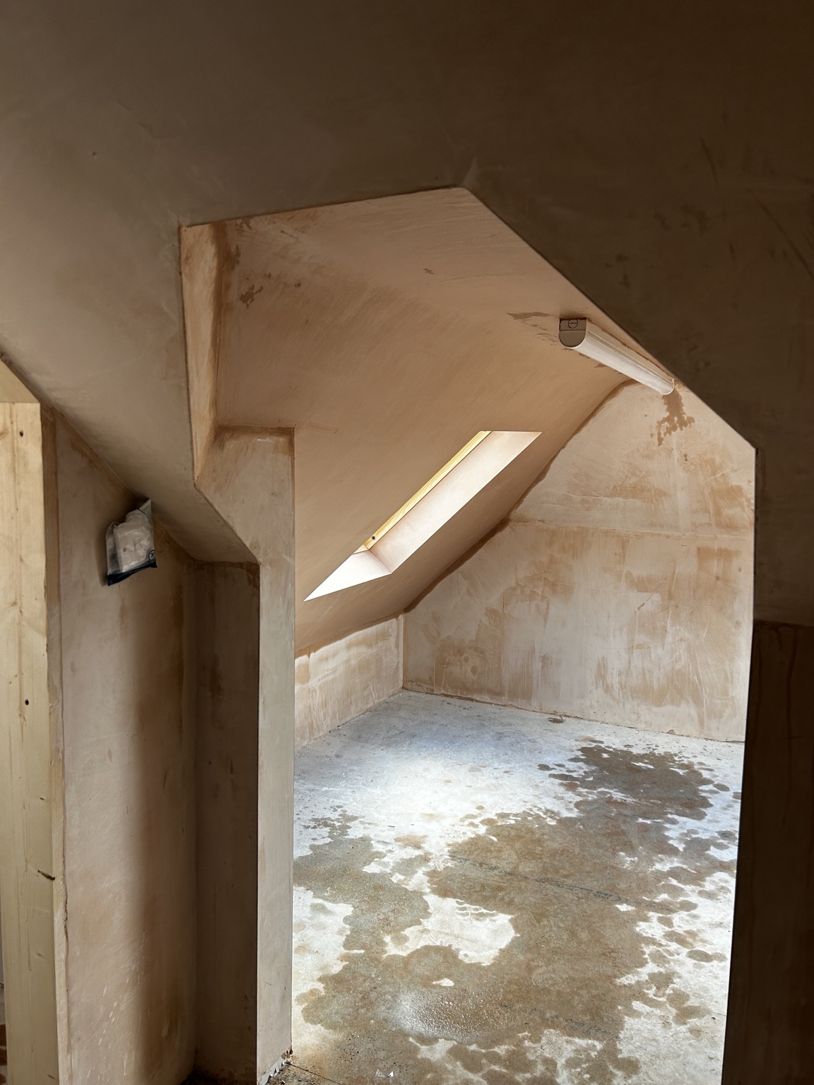 Smoothly plastered ceiling and walls